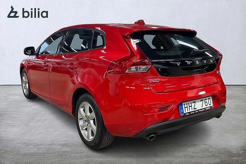 Begagnad Volvo V40 Kinetic 121 HK (88 kW) 2013 Röd Halvkombi