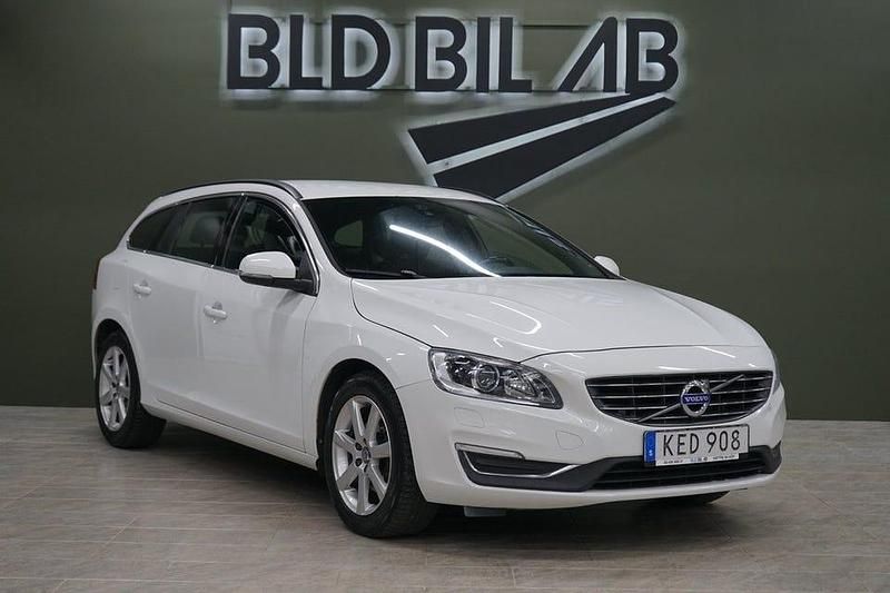 Vit Begagnad 2018 Volvo V60 Momentum Kombi | 129 900 kr (Bra pris) - Bild 1/4