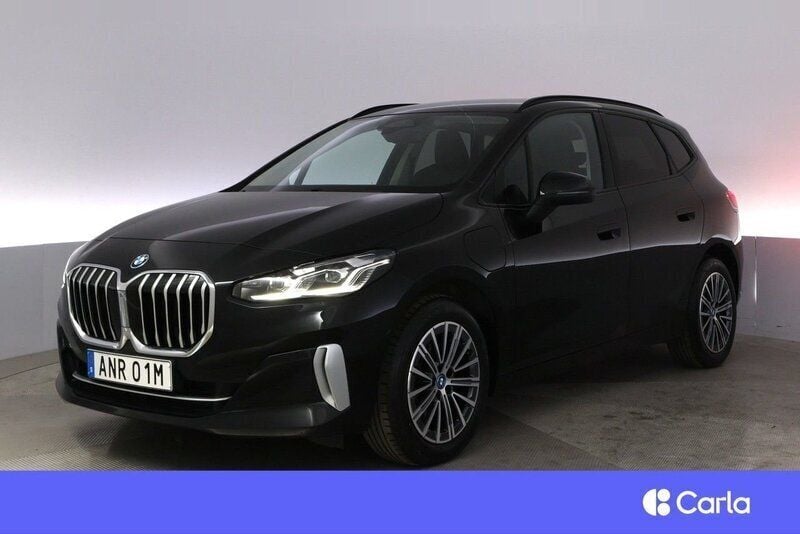 Svart Begagnad 2023 BMW 225 Active Tourer Luxury Line Minibuss | 326 900 kr (Superpris) - Bild 1/2