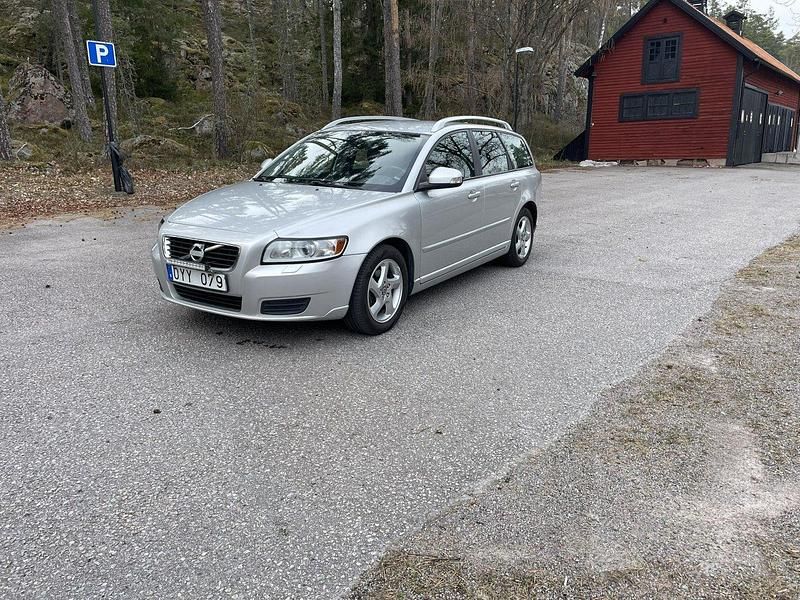 Grå Begagnad 2012 Volvo V50 Kinetic Kombi | 63 900 kr (Marknadspris) - Bild 1/4