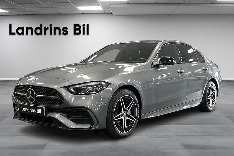 Grå Begagnad 2024 Mercedes C300e AMG Sedan | 529 000 kr (Marknadspris) - Bild 1/4