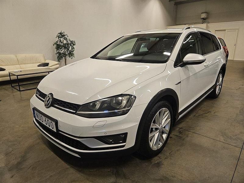 Vit (vit metallic) Begagnad 2015 VW Golf Alltrack Kombi | 129 900 kr (Lite dyr) - Bild 1/4