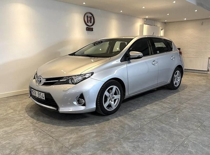 Begagnad Toyota Auris Multidrive S 132 HK (97 kW) 2013 Silver Halvkombi