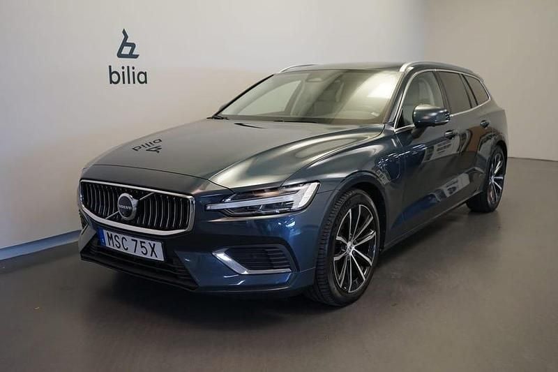 Blå Begagnad 2024 Volvo V60 Plus Kombi | 419 500 kr (Marknadspris) - Bild 1/4