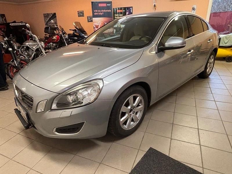 Silver Begagnad 2011 Volvo S60 Momentum Sedan | 44 700 kr - Bild 1/4