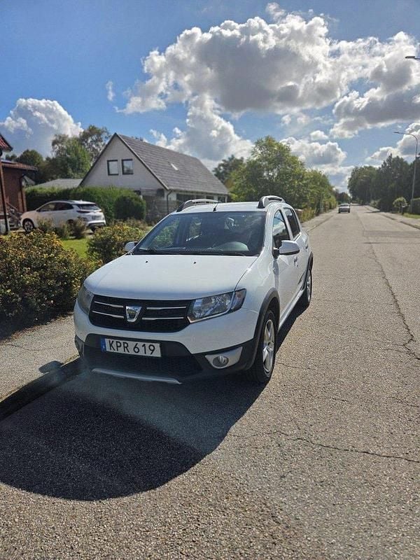 Vit Begagnad 2013 Dacia Sandero Halvkombi | 39 000 kr (Marknadspris) - Bild 1/4