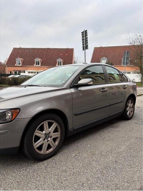 Grå Begagnad 2006 Volvo S40 Kinetic Sedan | 20 000 kr (Superpris) - Bild 1/4
