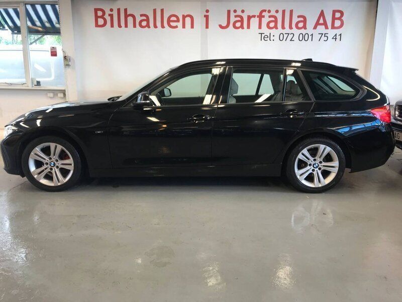 Svart Begagnad 2015 BMW 318 Performance Kombi | 144 900 kr (Marknadspris) - Bild 1/4