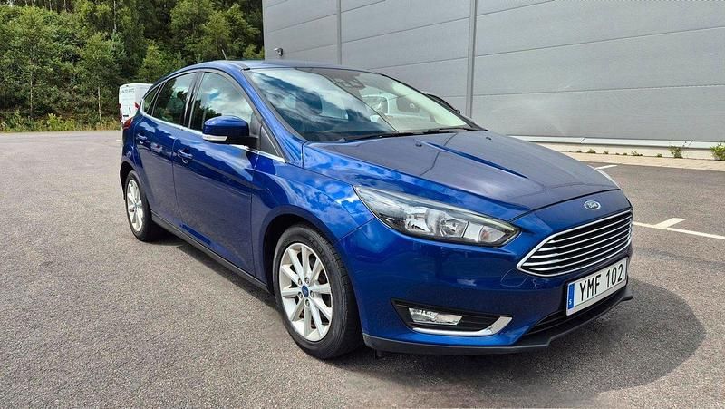Blå Begagnad 2017 Ford Focus Titanium Halvkombi | 84 900 kr (Bra pris) - Bild 1/4