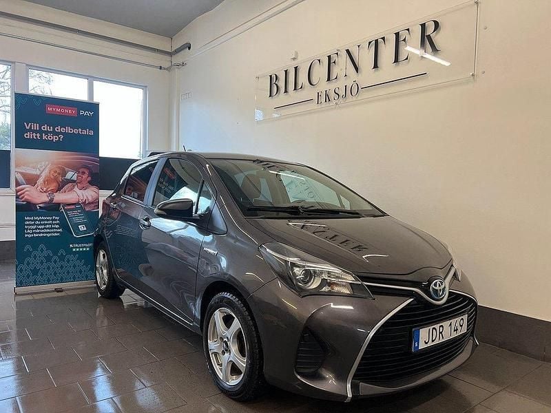 Mörkgrå Begagnad 2015 Toyota Yaris Hybrid Active Halvkombi | 104 900 kr (Marknadspris) - Bild 1/4