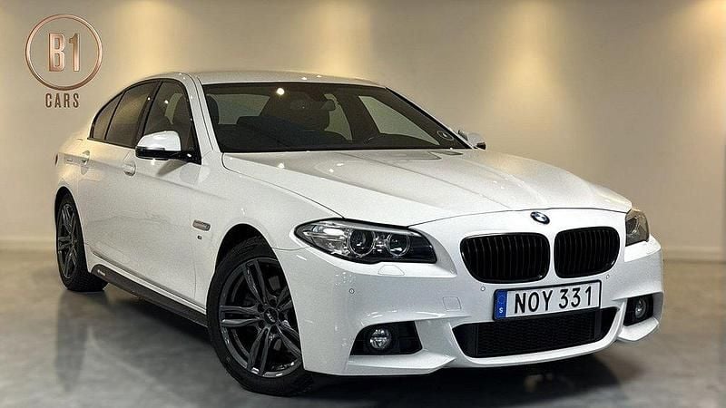Vit Begagnad 2016 BMW 520 M Sport Sedan | 179 900 kr (Lite dyr) - Bild 1/4