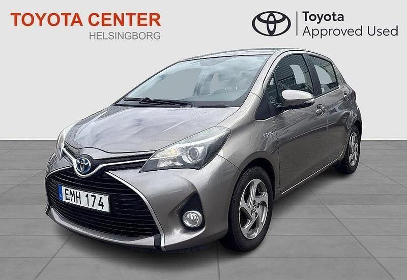 Brun Begagnad 2014 Toyota Yaris Hybrid Active Halvkombi | 124 900 kr (Marknadspris) - Bild 1/4