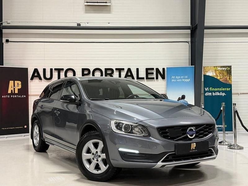 Grå Begagnad 2015 Volvo V60 CC Momentum Kombi | 149 800 kr (Lite dyr) - Bild 1/4