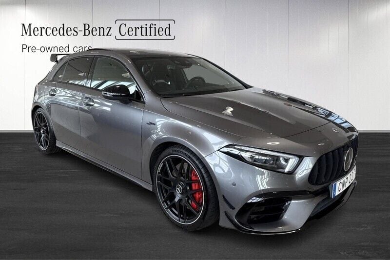 Mörkgrå (grey) Begagnad 2021 Mercedes A45 AMG AMG Halvkombi | 529 000 kr (Marknadspris) - Bild 1/4