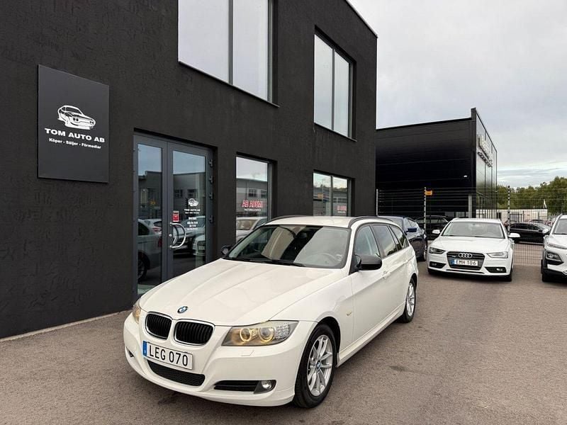 Vit Begagnad 2010 BMW 318 Comfort Edition Kombi | 69 900 kr (Marknadspris) - Bild 1/4