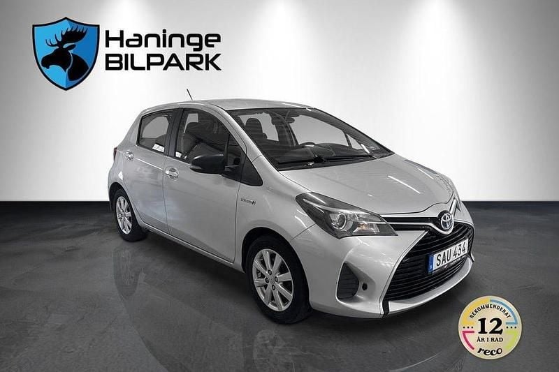 Begagnad Toyota Yaris Hybrid 101 HK (74 kW) 2015 Silver Halvkombi