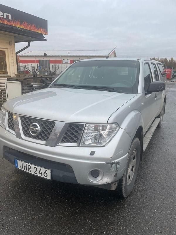 Grå Begagnad 2007 Nissan Navara Pickup | 49 500 kr (Superpris) - Bild 1/3