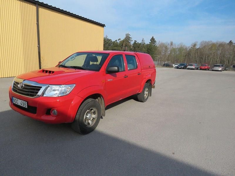 Röd Begagnad 2011 Toyota HiLux Pickup | 149 000 kr (Marknadspris) - Bild 1/4