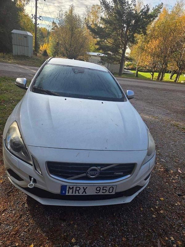 Vit Begagnad 2011 Volvo V60 R-Design Kombi | 30 000 kr (Superpris) - Bild 1/4