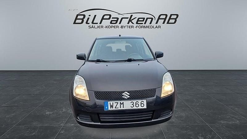 Begagnad Suzuki Swift 92 HK (67 kW) 2005 Svart Halvkombi