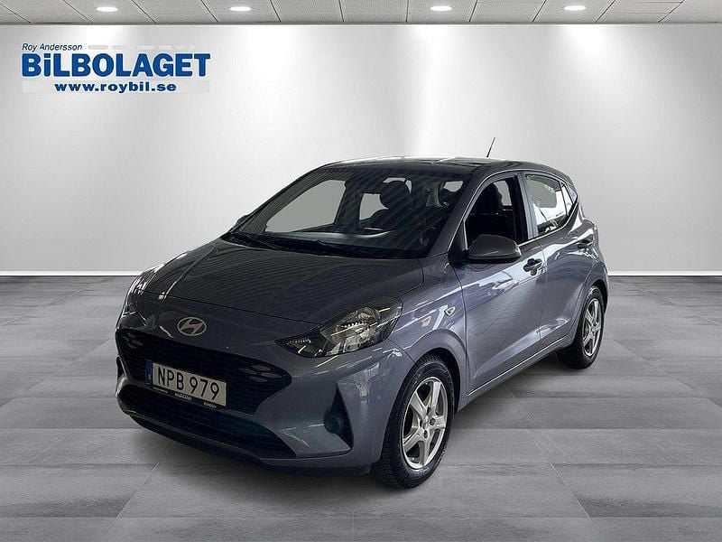 Blå Begagnad 2023 Hyundai i10 Essential Halvkombi | 139 900 kr (Marknadspris) - Bild 1/4