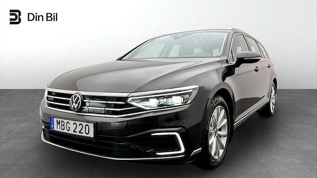 Begagnad 2023 VW Passat Executive | 379 900 kr - Bild 1/4