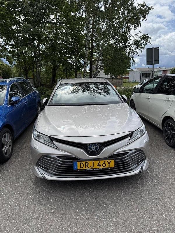 Brun Begagnad 2020 Toyota Camry Hybrid Executive Sedan | 195 000 kr (Dyr) - Bild 1/1