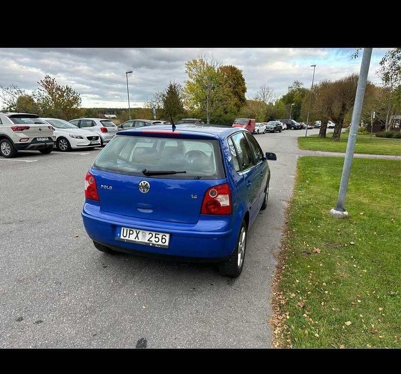 Blå Begagnad 2004 VW Polo Trendline Halvkombi | 25 000 kr (Marknadspris) - Bild 1/4