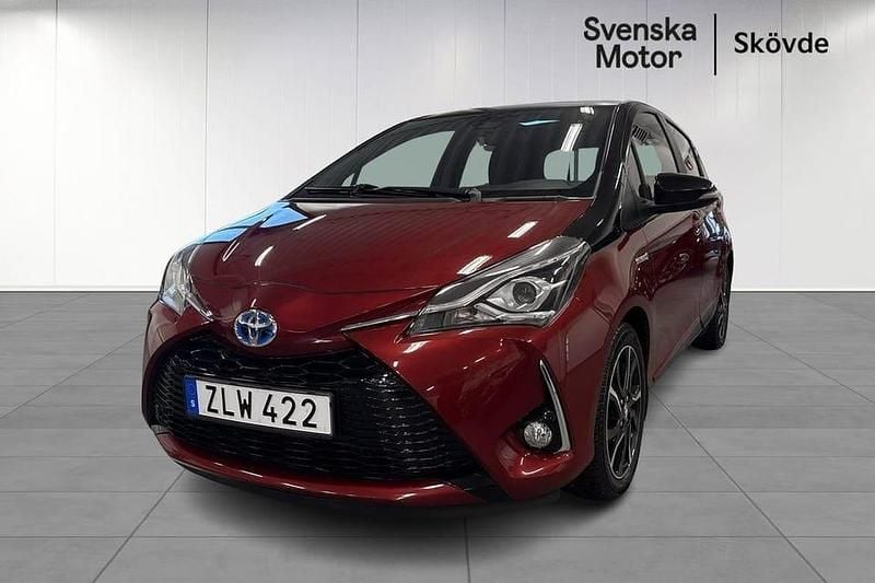 Röd Begagnad 2018 Toyota Yaris Hybrid Halvkombi | 169 200 kr (Marknadspris) - Bild 1/4