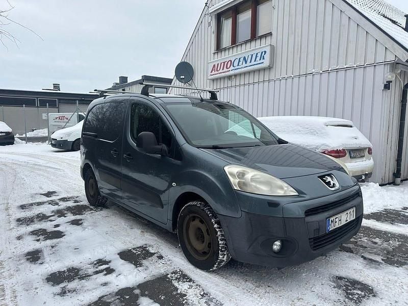 Grå Begagnad 2012 Peugeot Partner Minibuss | 28 000 kr (Marknadspris) - Bild 1/4