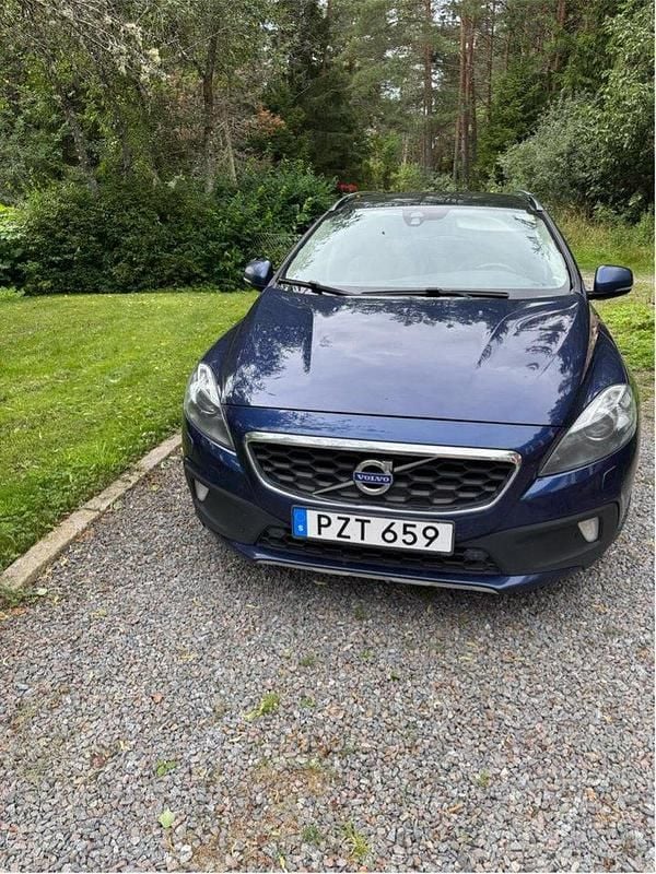 Blå Begagnad 2016 Volvo V40 CC Momentum Kombi | 95 000 kr (Bra pris) - Bild 1/4