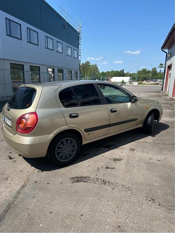 Brun Begagnad 2003 Nissan Almera Halvkombi | 19 000 kr (Marknadspris) - Bild 1/3