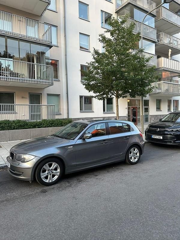 Begagnad 2011 BMW 118 Halvkombi | 50 000 kr (Bra pris) - Bild 1/4