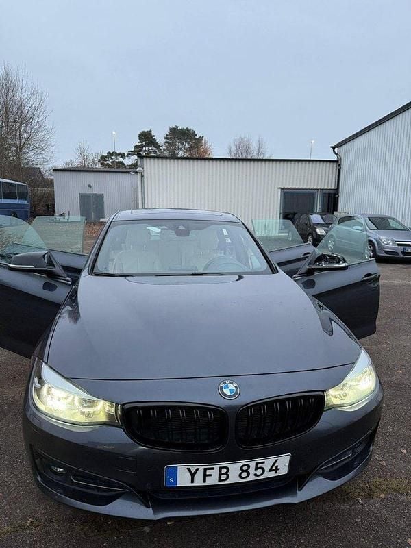 Grå Begagnad 2017 BMW 320 Gran Turismo Sport Line Halvkombi | 159 000 kr (Marknadspris) - Bild 1/4