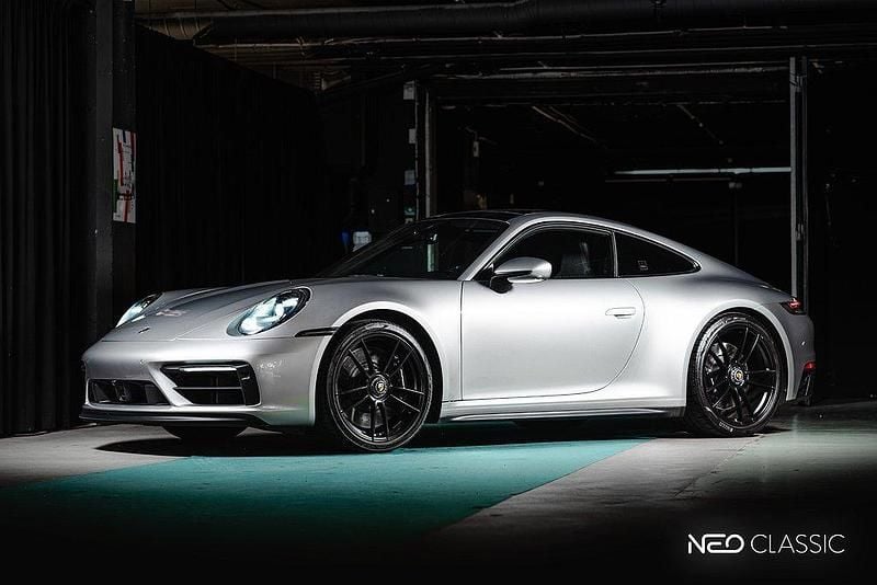 Silver (gt silver metallic) Begagnad 2021 Porsche 911 Carrera 4 GTS Sportkupé | 1 595 000 kr (Bra pris) - Bild 1/4