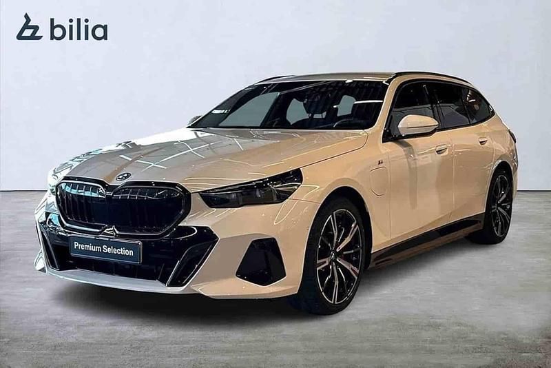 Vit Begagnad 2025 BMW 530e Kombi | 679 900 kr - Bild 1/1