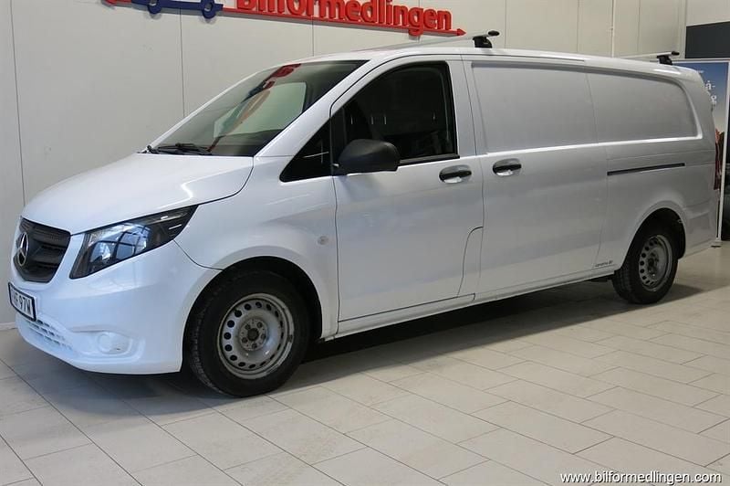 Vit svart Begagnad 2020 Mercedes Vito Van | 169 900 kr (Superpris) - Bild 1/4