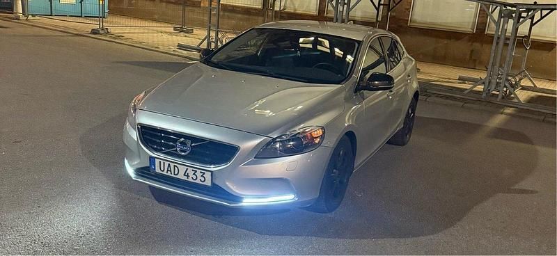 Silver Begagnad 2015 Volvo V40 Halvkombi | 97 000 kr (Marknadspris) - Bild 1/4