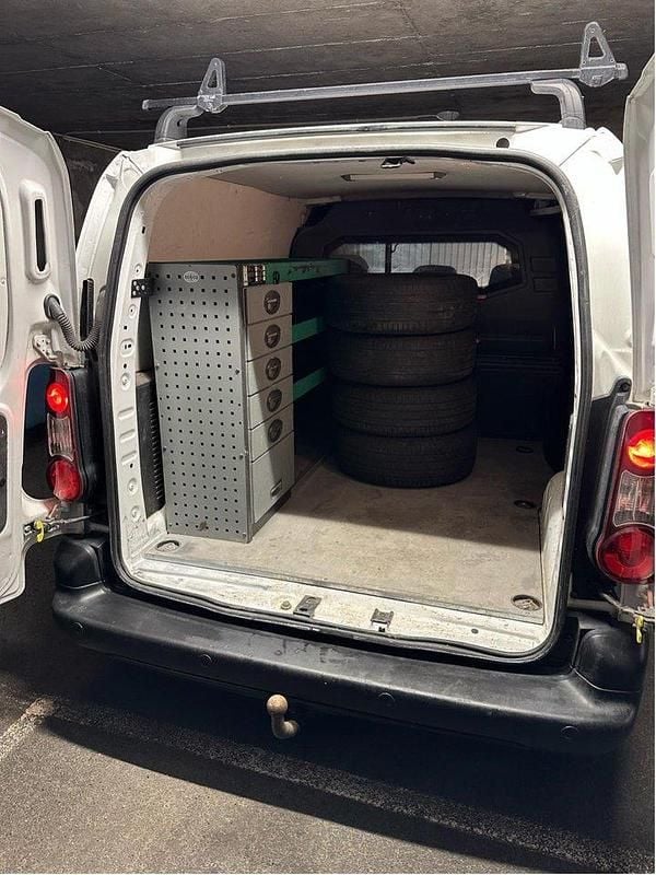 Vit Begagnad 2015 Peugeot Partner Van | 65 000 kr (Marknadspris) - Bild 1/4