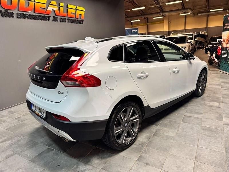 Begagnad Volvo V40 CC Summum 190 HK (139 kW) 2016 Vit Kombi