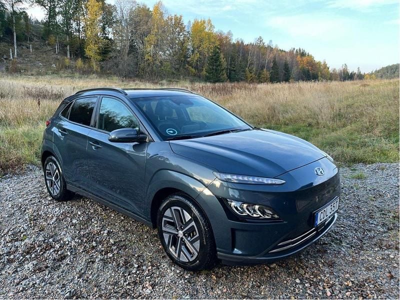 Blå Begagnad 2022 Hyundai Kona Essential SUV | 197 900 kr (Marknadspris) - Bild 1/4