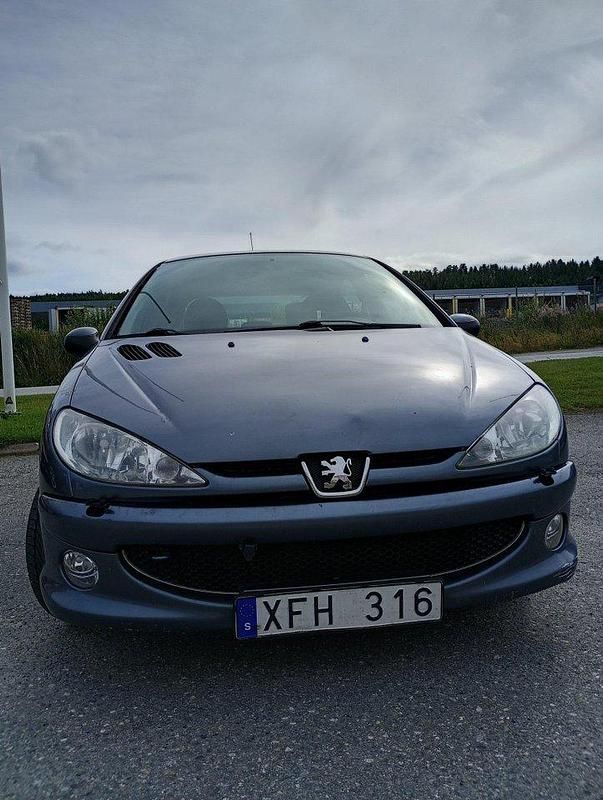 Grå Begagnad 2006 Peugeot 206 Halvkombi | 8 500 kr (Superpris) - Bild 1/4