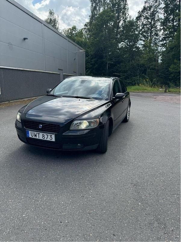 Svart Begagnad 2004 Volvo S40 Sedan | 20 000 kr (Bra pris) - Bild 1/4