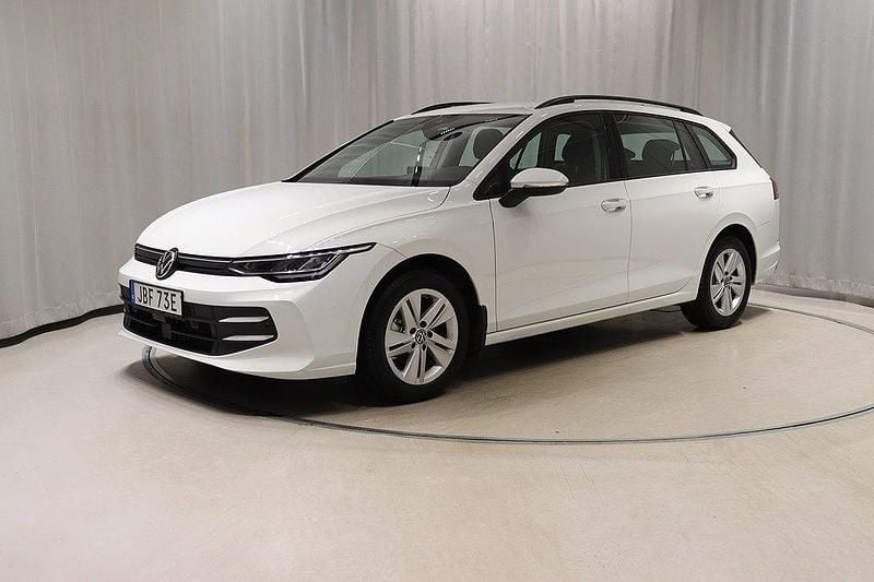 Vit (pure white) Begagnad 2025 VW Golf VIII Kombi | 329 800 kr (Marknadspris) - Bild 1/4