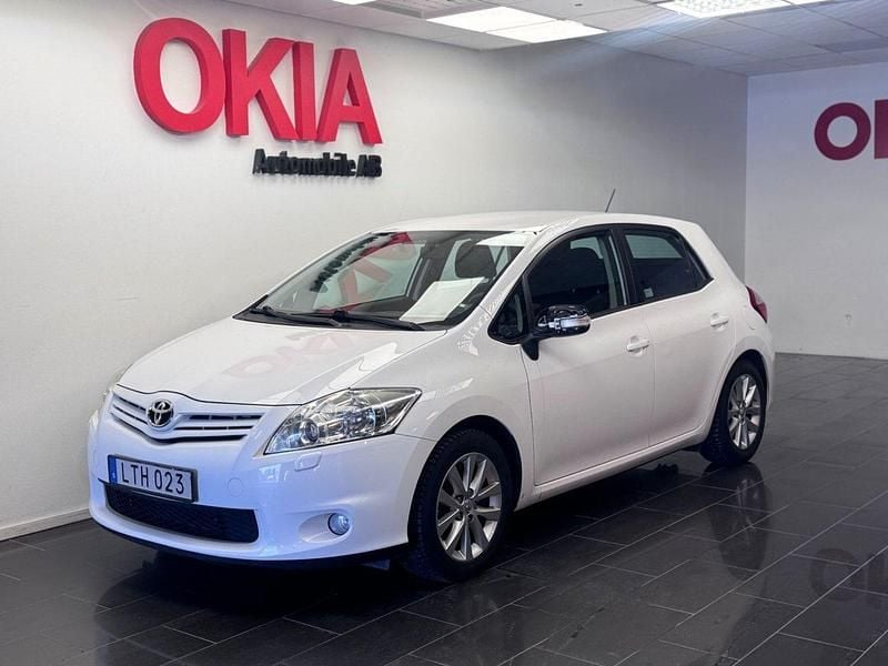 Vit Begagnad 2011 Toyota Auris Plus Halvkombi | 69 990 kr (Lite dyr) - Bild 1/4