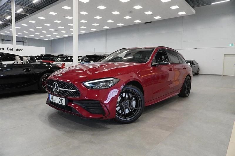 Röd Begagnad 2023 Mercedes C300e AMG Kombi | 479 900 kr (Lite dyr) - Bild 1/4
