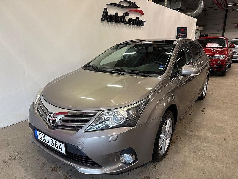 Brun Begagnad 2014 Toyota Avensis Kombi | 99 900 kr (Marknadspris) - Bild 1/4