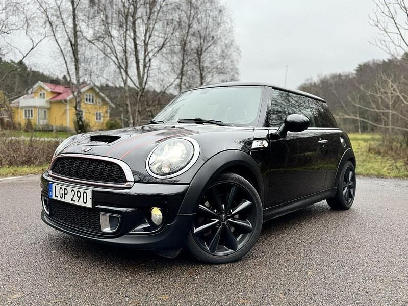 Svart Begagnad 2011 Mini Cooper S Halvkombi | 69 900 kr (Superpris) - Bild 1/4