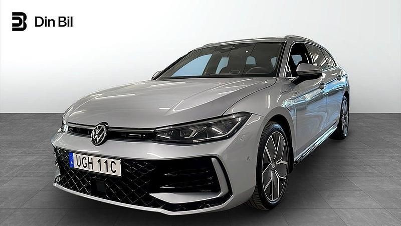 Silver Begagnad 2025 VW Passat R-line Kombi | 499 900 kr (Marknadspris) - Bild 1/4