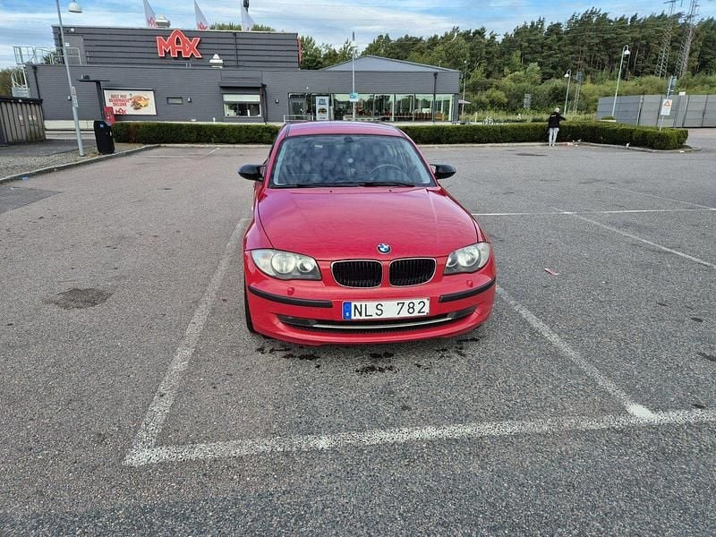 Röd Begagnad 2008 BMW 116 Advantage Halvkombi | 39 000 kr (Bra pris) - Bild 1/4
